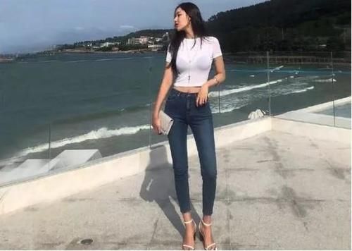 简单时尚的牛仔裤搭配，更能显出女人独特的美丽！