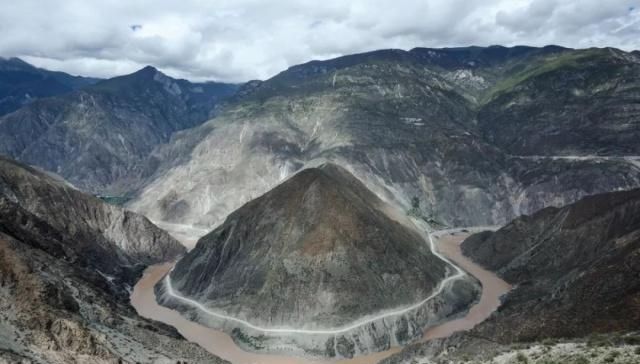 天堂向左，雨崩向右。不去天堂，就去雨崩