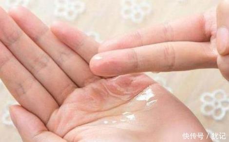  「等于」涂精华时，直接上脸等于涂“水”？做好这2点，皮肤白嫩很简单