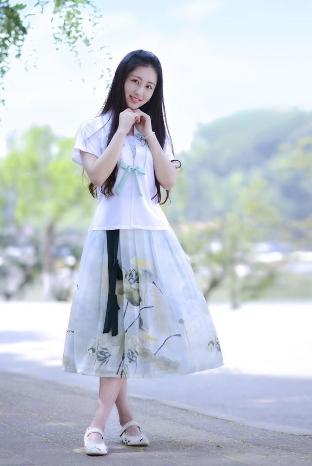 小智图说-夏季的午后路边遇见一位穿长裙举止温柔大方的小姐姐