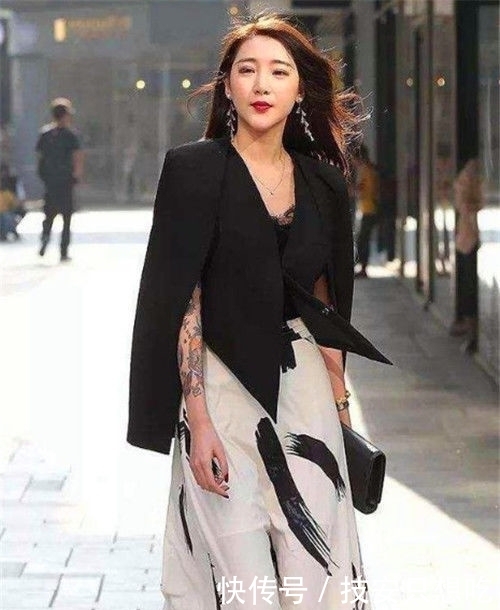  气质：街拍：气质迷人的小姐姐，展现高挑身段，是别样的风采