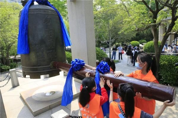  『五三惨案』上午10时，济南响起防空警报，市民自发祭奠英烈