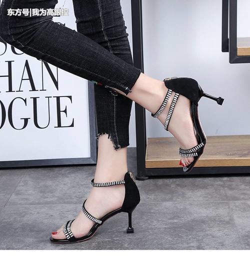 以履带做为设计元素的性感高跟鞋