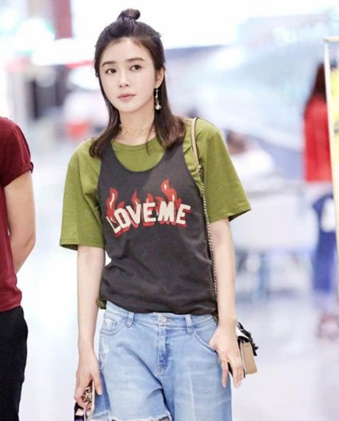 秦岚豁出去了，裤子破成这样还穿？网友：好想送她一条！