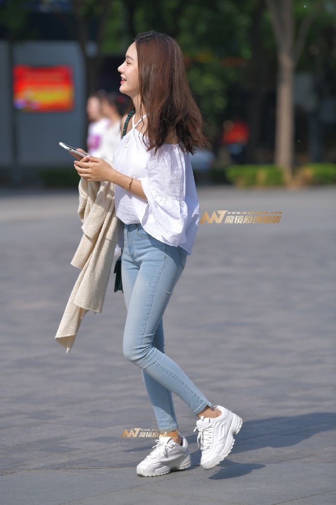 清新可人的牛仔裤小姐姐