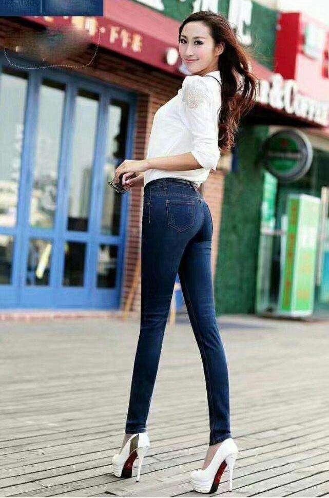 紧身裤简单又不失甜美气息,让整个下半身看起来更为的利落!