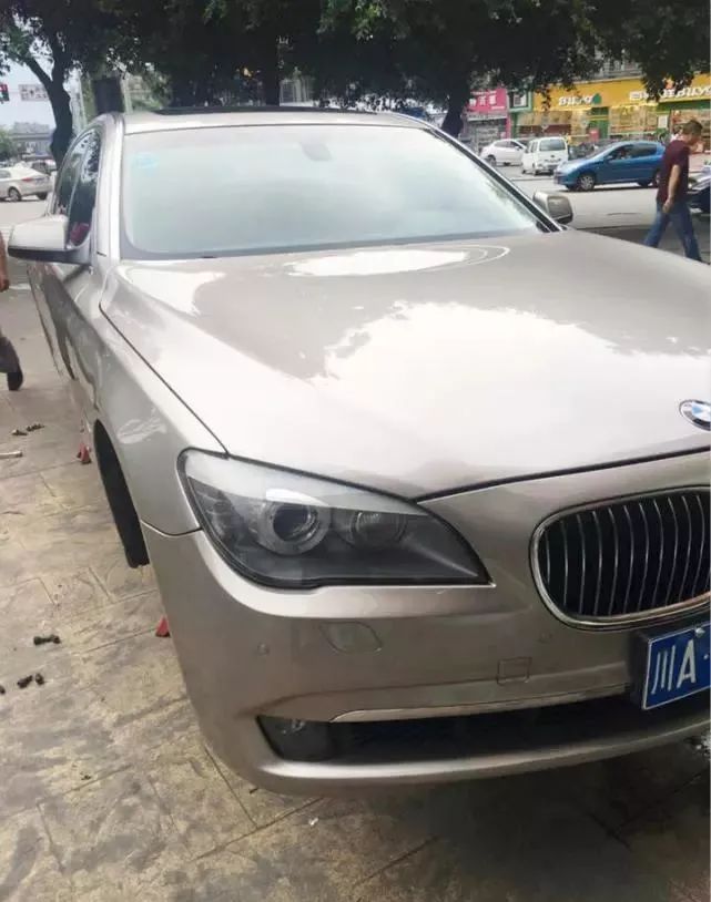 史诗级渣男！四川男子疯狂诈骗，被抓时来了6名女友！