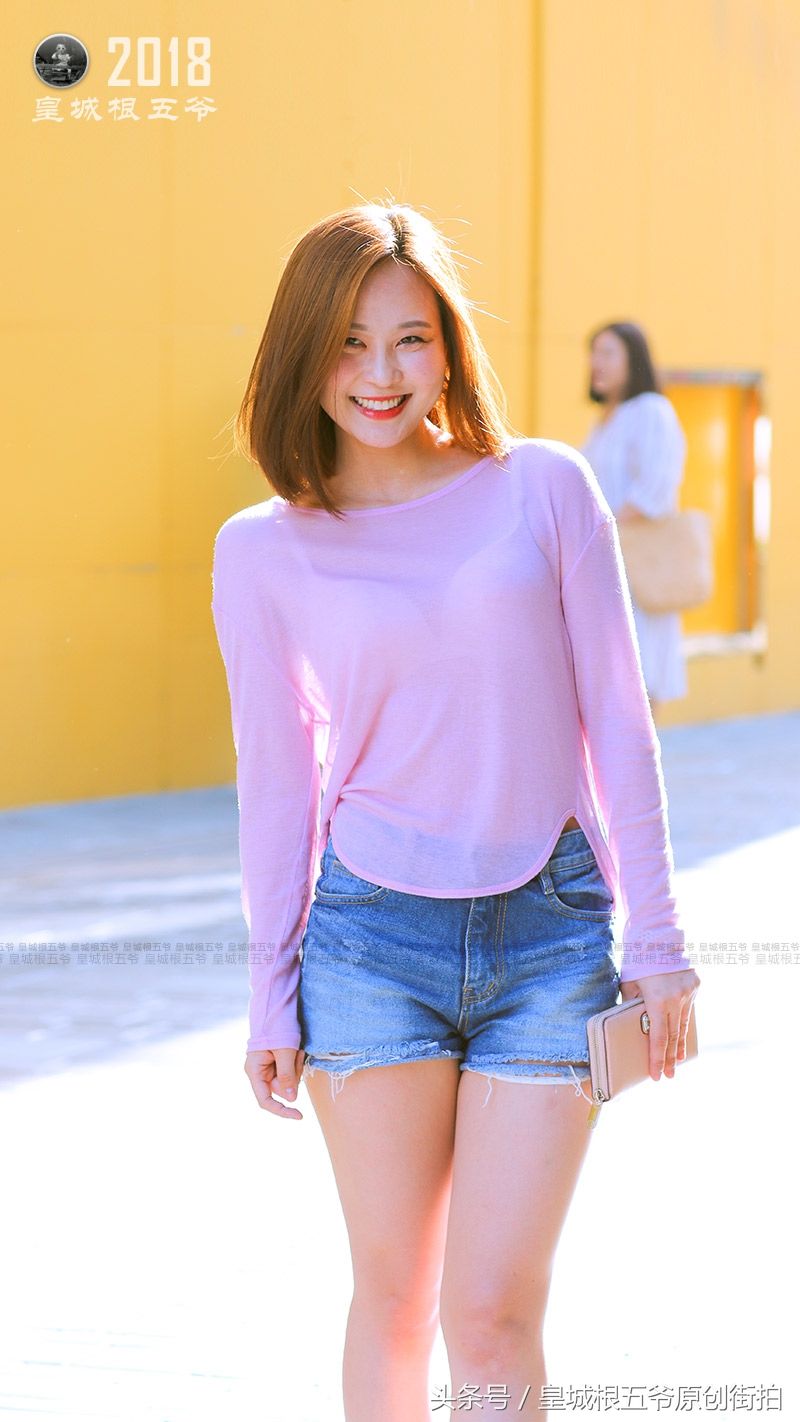 街拍:时尚潮流圣地三里屯街头上，美丽的女孩有很多