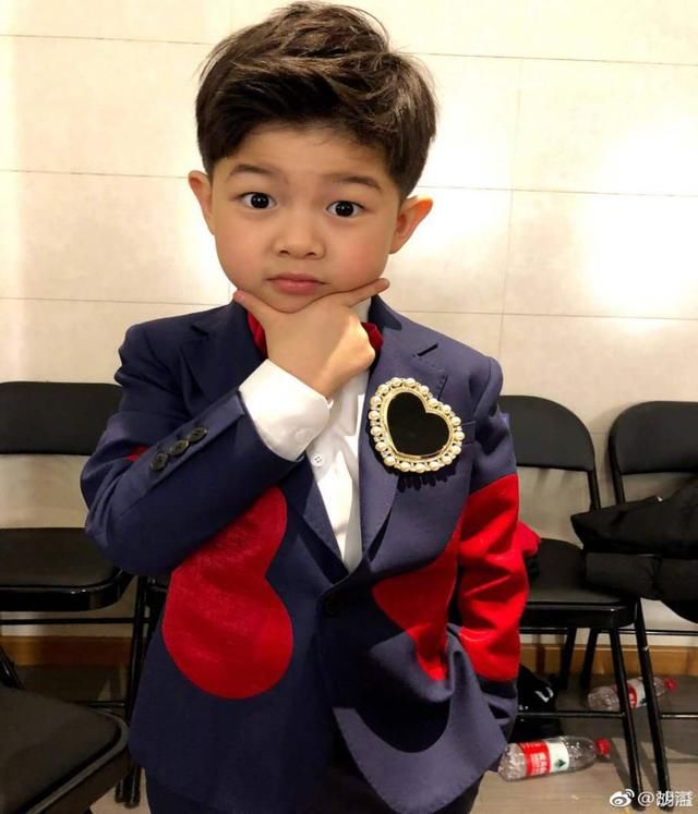 胡可晒儿子弹琴视频,调侃儿子鬼鬼祟祟