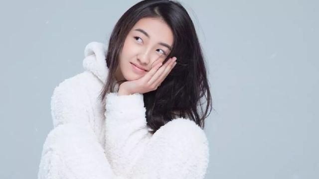 17岁张子枫终于穿对了一回！蛋糕裙亮丽俏皮，撞衫吴昕也毫不逊色