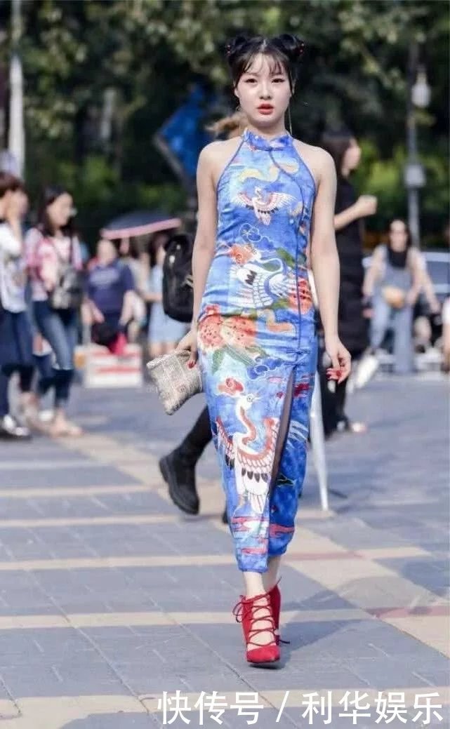 甜美小姐姐中国旗袍穿身上，洒脱肆意，行走街头，惊艳路人