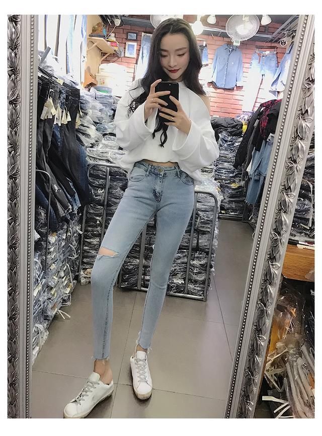 紧身牛仔裤,效果太棒了,紧绷的身材很耐看