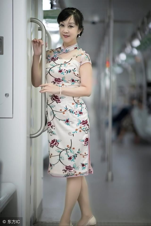 嫂子都不会打扮，但是一穿今年流行的连衣裙，美的我惊呆了