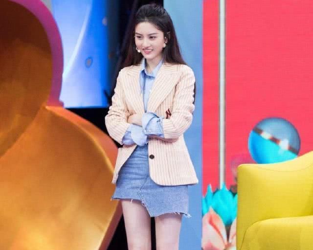  『尽显』今年超流行的穿搭，长袖上衣＋短款下装，尽显时尚气息！