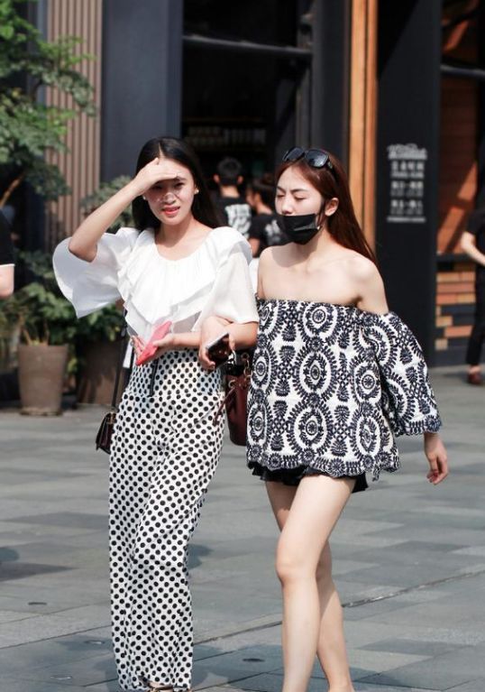  「小美女」街拍：貌美肤白的小美女，身材紧致动人，令人赏心悦目