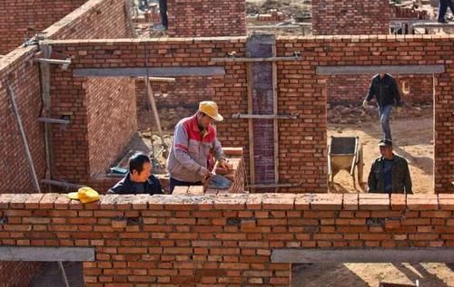  盖房■农村盖房有限高令，高度最多三层半，都是在为农民考虑