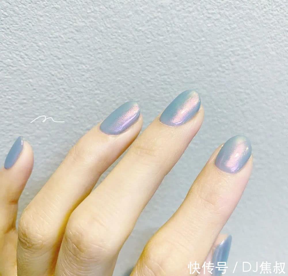  『闺蜜』做一次极光色美甲吧！闺蜜吵着让我陪她去做