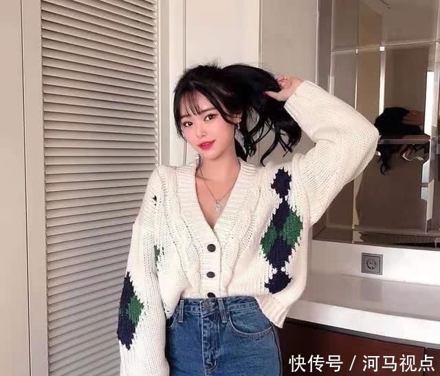 『宽松』女人过40少穿卫衣吧,掉档次!今年流行“百搭毛衣”,减龄又洋气