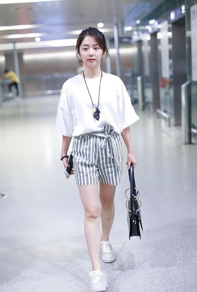 谭松韵出门没少麻烦摄影师，这腿长的有些不像话！