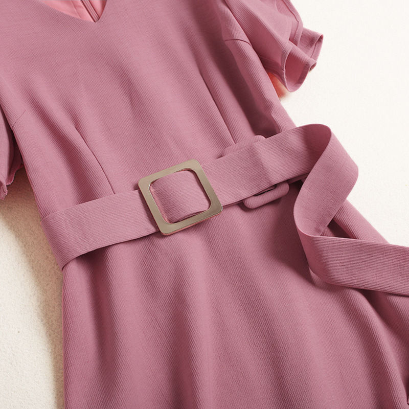 女人一旦过53，不缺钱的，中高级裙+小高跟，美得让人措手不及