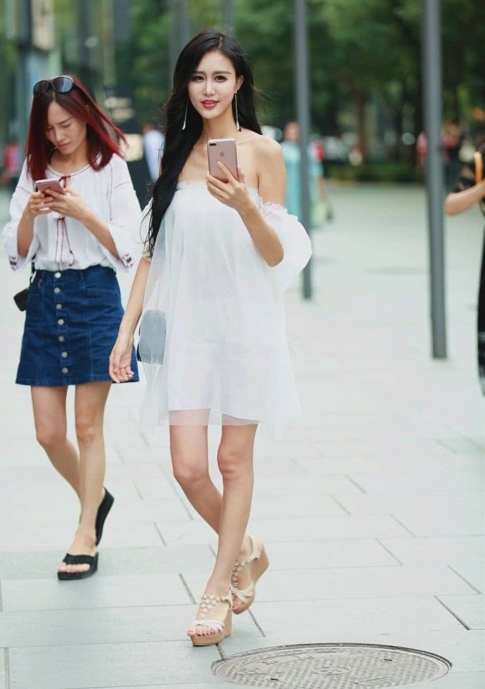 街拍：白皙腿长穿着清新小姐姐，长相靓丽气质优雅！