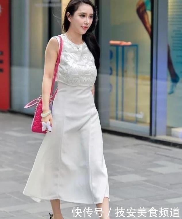 【美女】美女街拍身材曼妙的小姐姐,紧身裙的穿搭,美得更青春