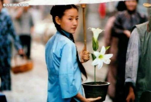 38岁董洁名不虚传！白纱短裙长腿晃眼，网友：果然是民国冷清秋