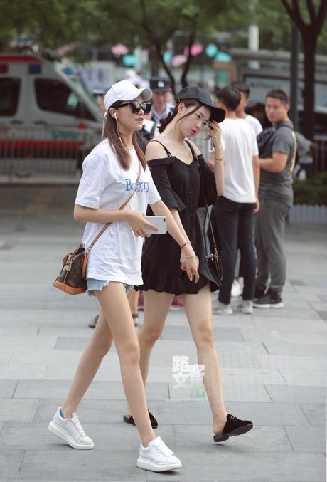 街拍：T恤搭配复古宽松版牛仔裤，清新优雅效果立竿见影