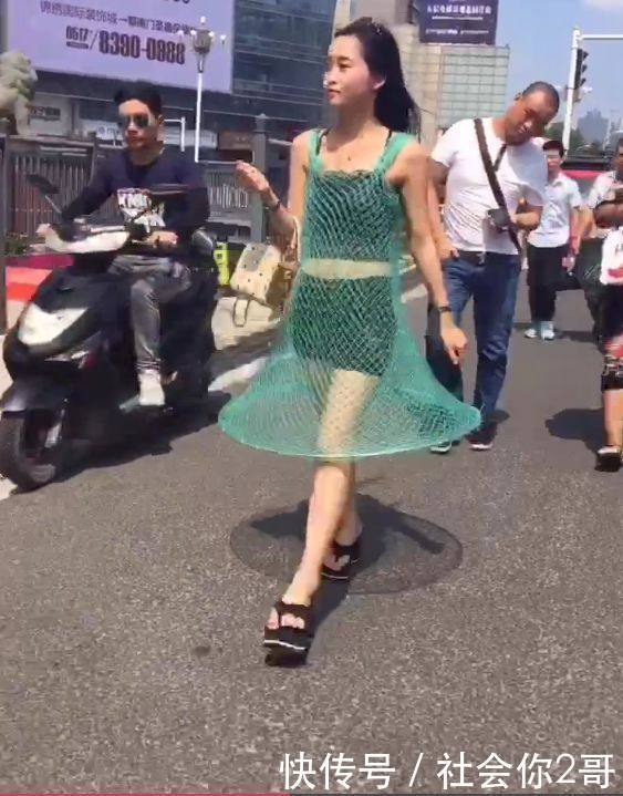 女子街头身着渔网，安全裤暴露在外，路人纷纷拍照，大家都看呆了
