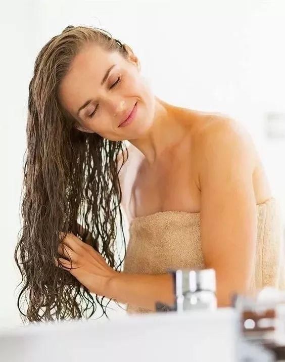 洗头时放2粒这个，头发乌黑不出油，再也不用去洗发店!