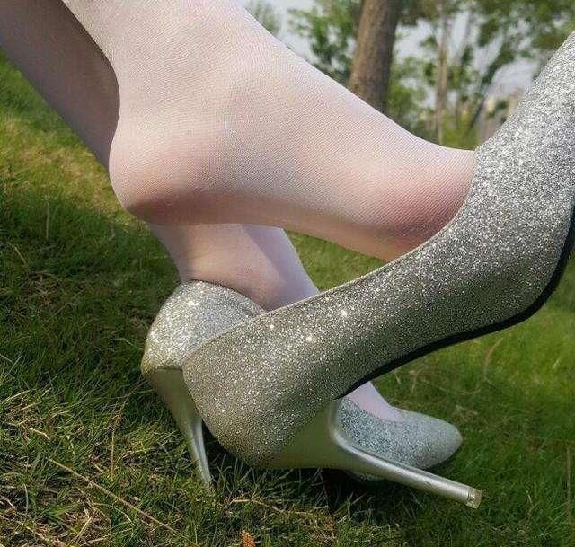 优雅的浅口造型更好的展现出双足的纤细曲线