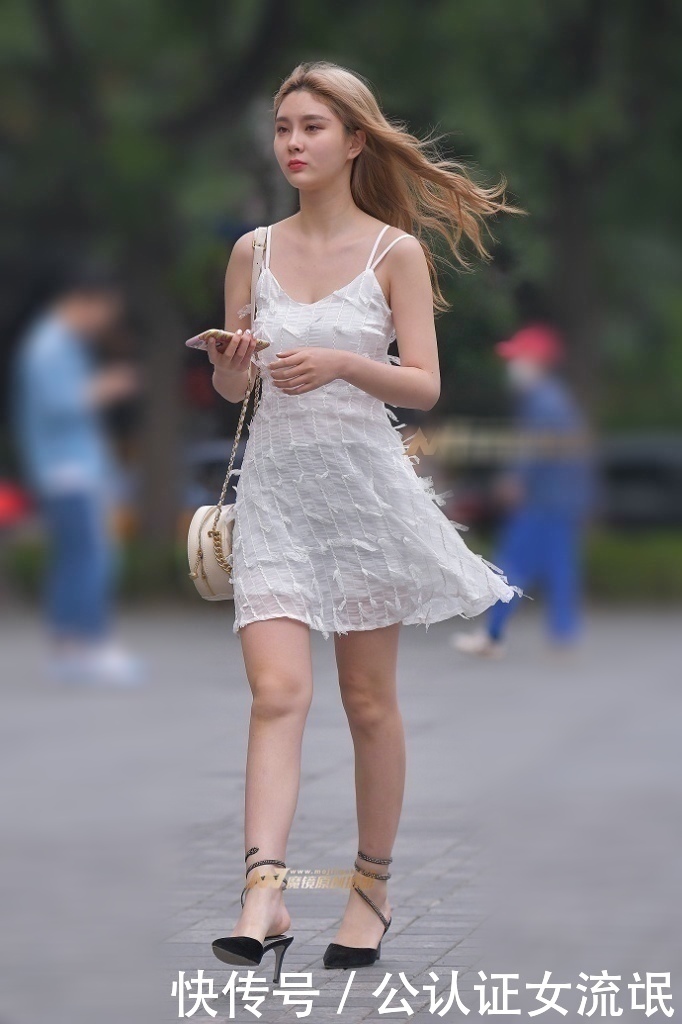 赵丽颖性感吊带裙惊艳外媒 美女路人吊带裙似仙女