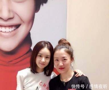 赵丽颖短发苹果头萌炸！确定不是吃可爱多长大的吗