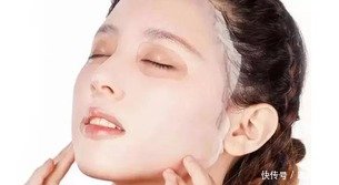 纸敷在脸上:都说面膜里那张“塑料纸”别扔,用处大得很,真能让你补水事半功倍