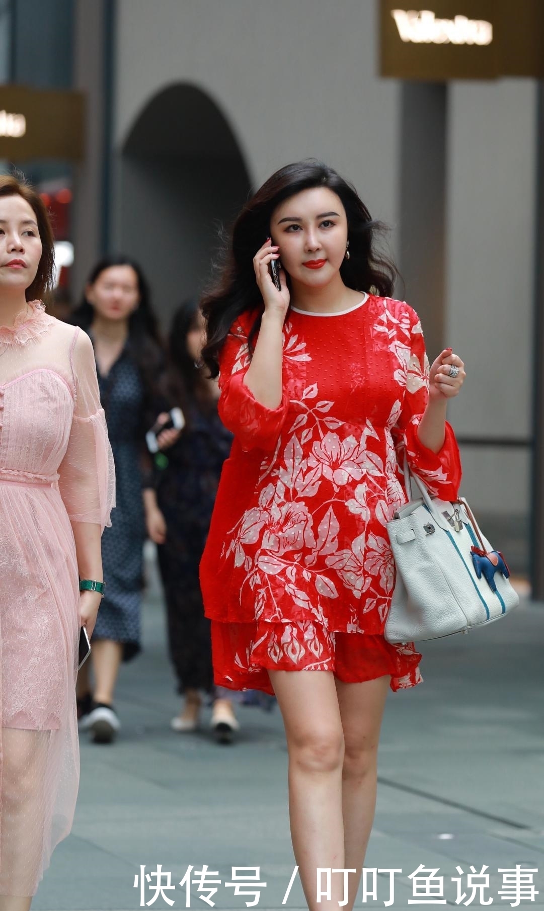 「优雅」印花红裙美女,搭配高跟鞋展现成熟优雅之美