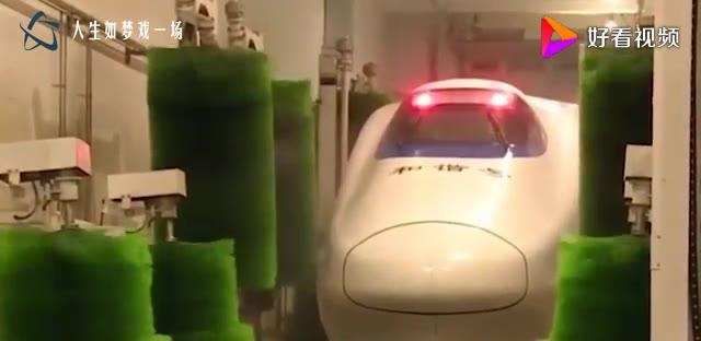 高铁脏了怎么办？原来是这样清洗的，看完忍不住为中国高铁点赞！