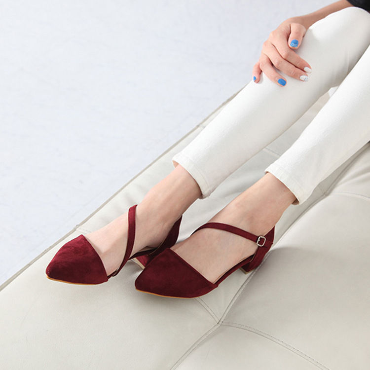 时髦的80后嫂子，早就不穿恨天高，就这样的单鞋，养脚又迷人