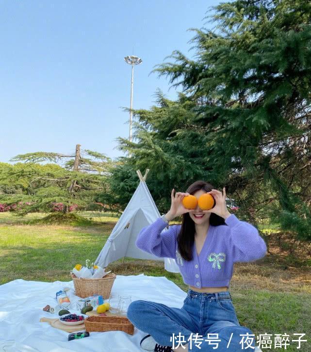 #叉腰#沈梦辰晒春游照,穿紫色毛衣叉腰秀小蛮腰,淡妆出镜自然耐看