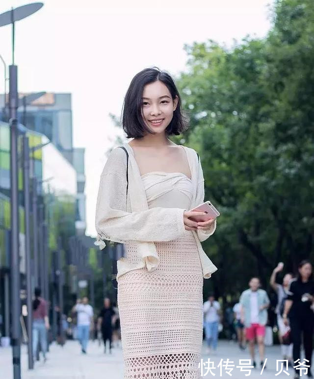 街拍美女把连衣裙穿得这么淑女，魅力绽放
