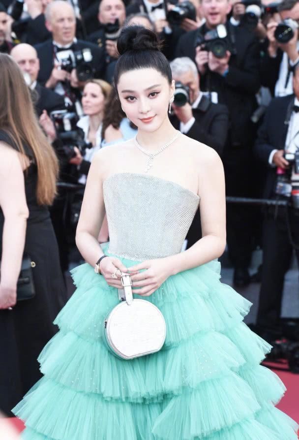 范冰冰走红毯却被手上的包意外抢戏,确定拿的不是煮泡面的锅吗?
