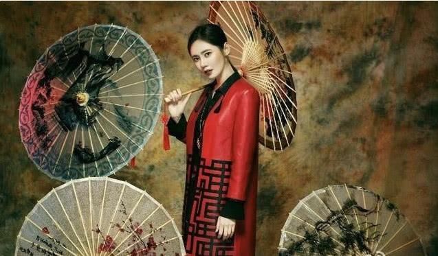 秋瓷炫39岁，裸色吊带裙太敢穿，网友：皮肤嫩的像18岁