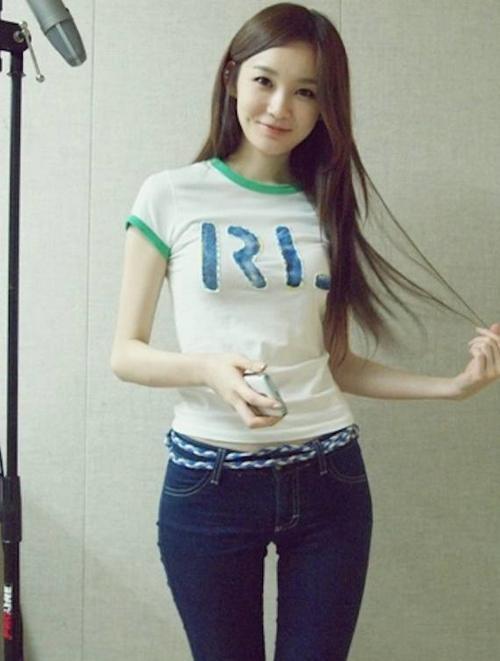 美女穿搭性感十足的紧身牛仔裤，辣妈秒变女神！