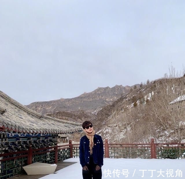 让自己放松@谁说何炅全年无休是个工作狂,看到他在古北水镇一切就都知道了!