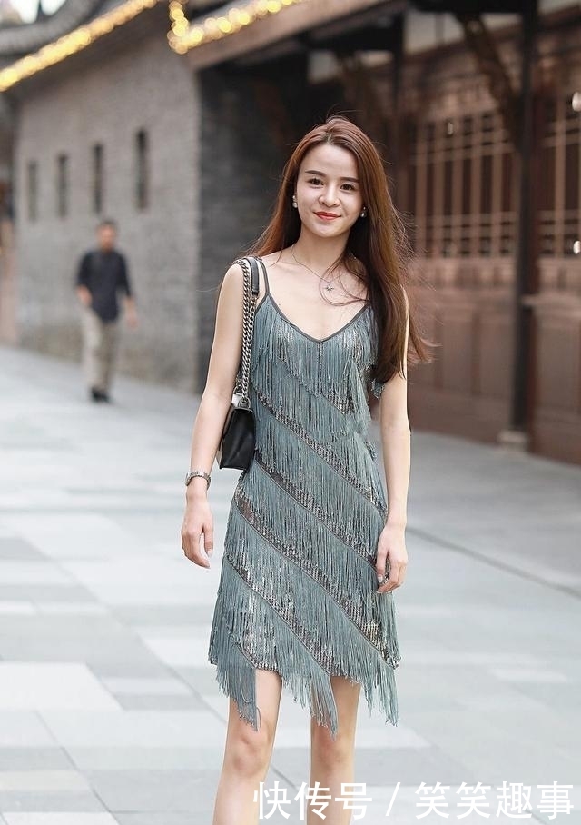 「女性」吊带裙,时尚又灵动,彰显现代女性潮流审美