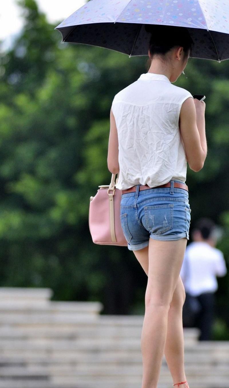街拍:打遮阳伞的牛仔热裤美女，阳光十足