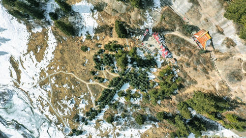 一座佛道共存的寺庙，几位饱经沧桑的信徒