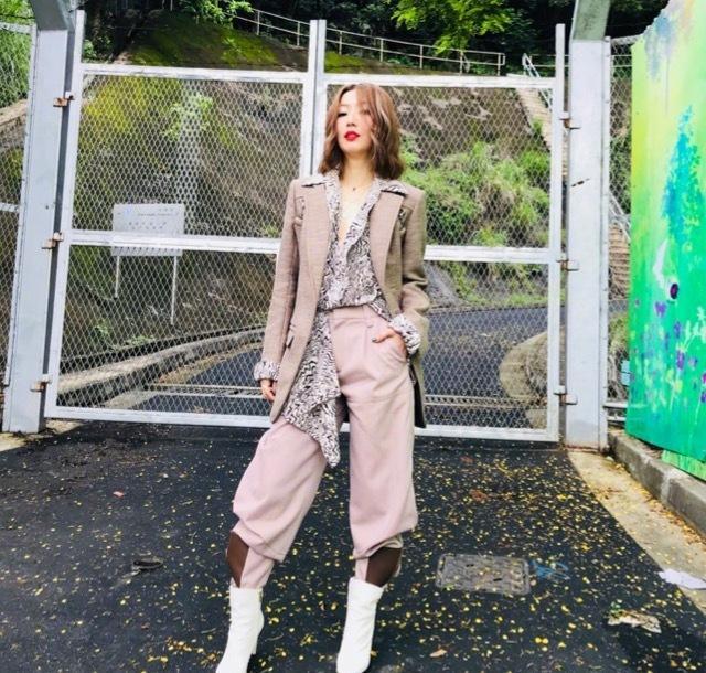 46岁郑秀文解锁新时尚，外套只穿一半 鞋子不同色，网友：就服你