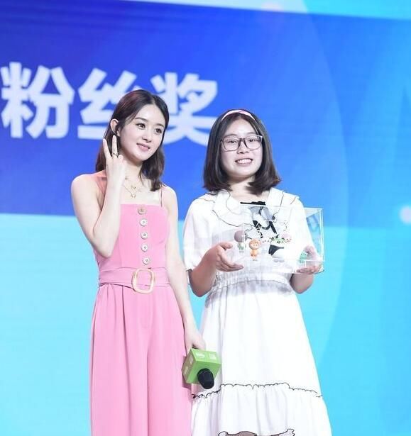 赵丽颖直接击碎“假怀孕”谣言，粉丝见面会“连体裤”秒上热搜