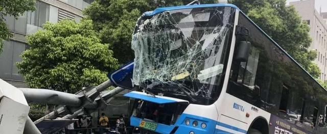  『小区』长沙20年以上老小区将全面升级改造；一公司发霸气公告：再给我打钱就报警了｜早安湖南