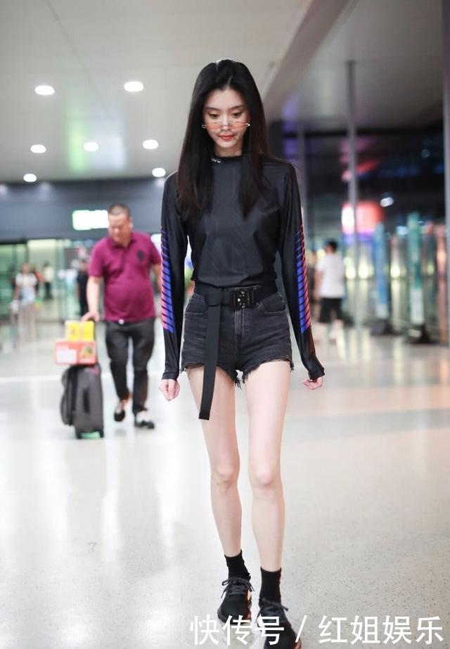 何穗奚梦瑶同现机场，一个穿白裙，一个穿短裤，超模都这么会穿？